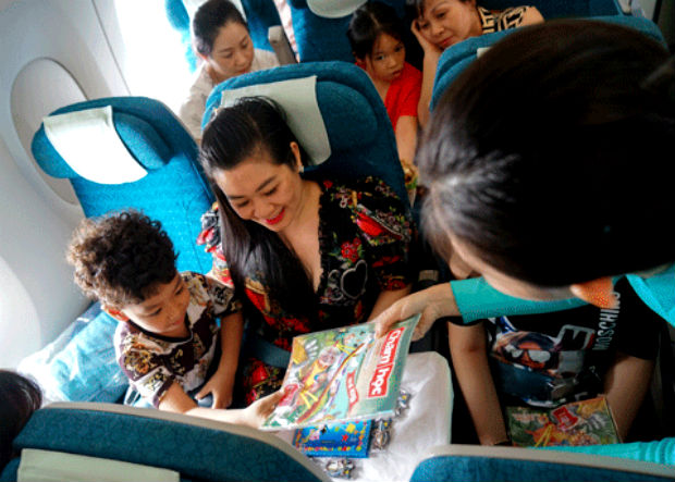 Vietnam Airlines tặng quà lưu niệm cho trẻ em trên 17 đường bay nội địa