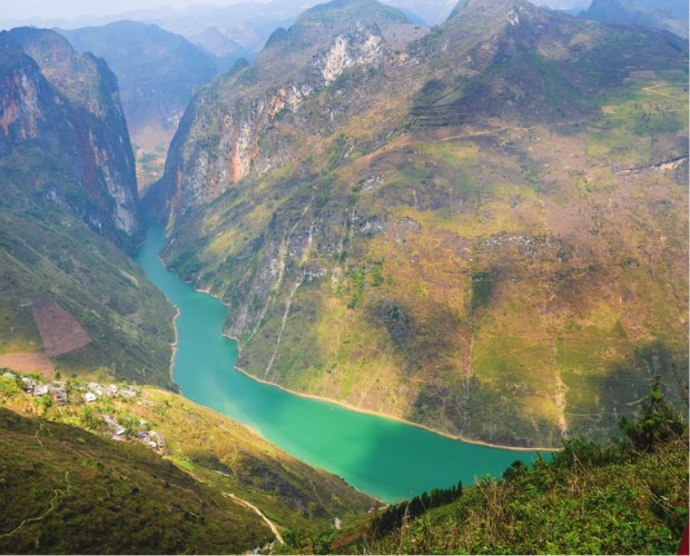View từ đèo Mã Pí Lèng ngắm sông Nho